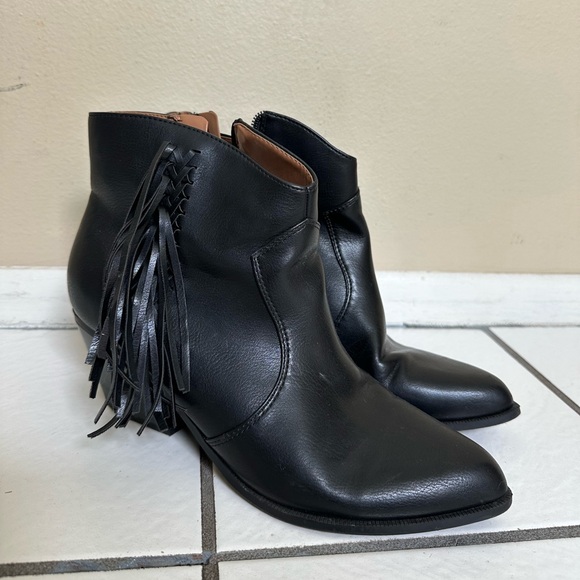 8.5 Women’s Western Fringe Booties - Picture 1 of 5
